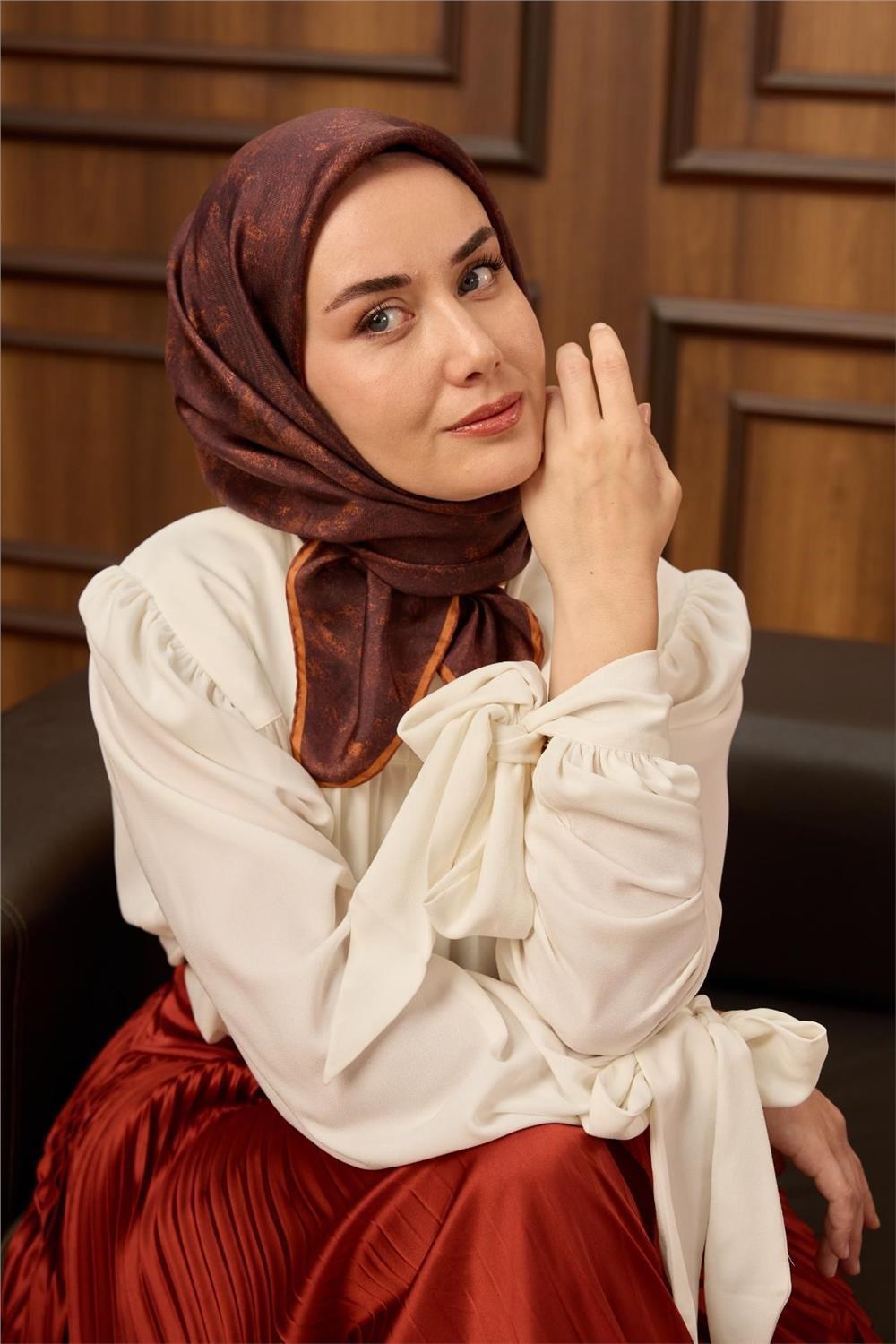 Twill İpek Eşarp Kiremit Bordo–Taba Desenli Tok Duruşlu 90x90