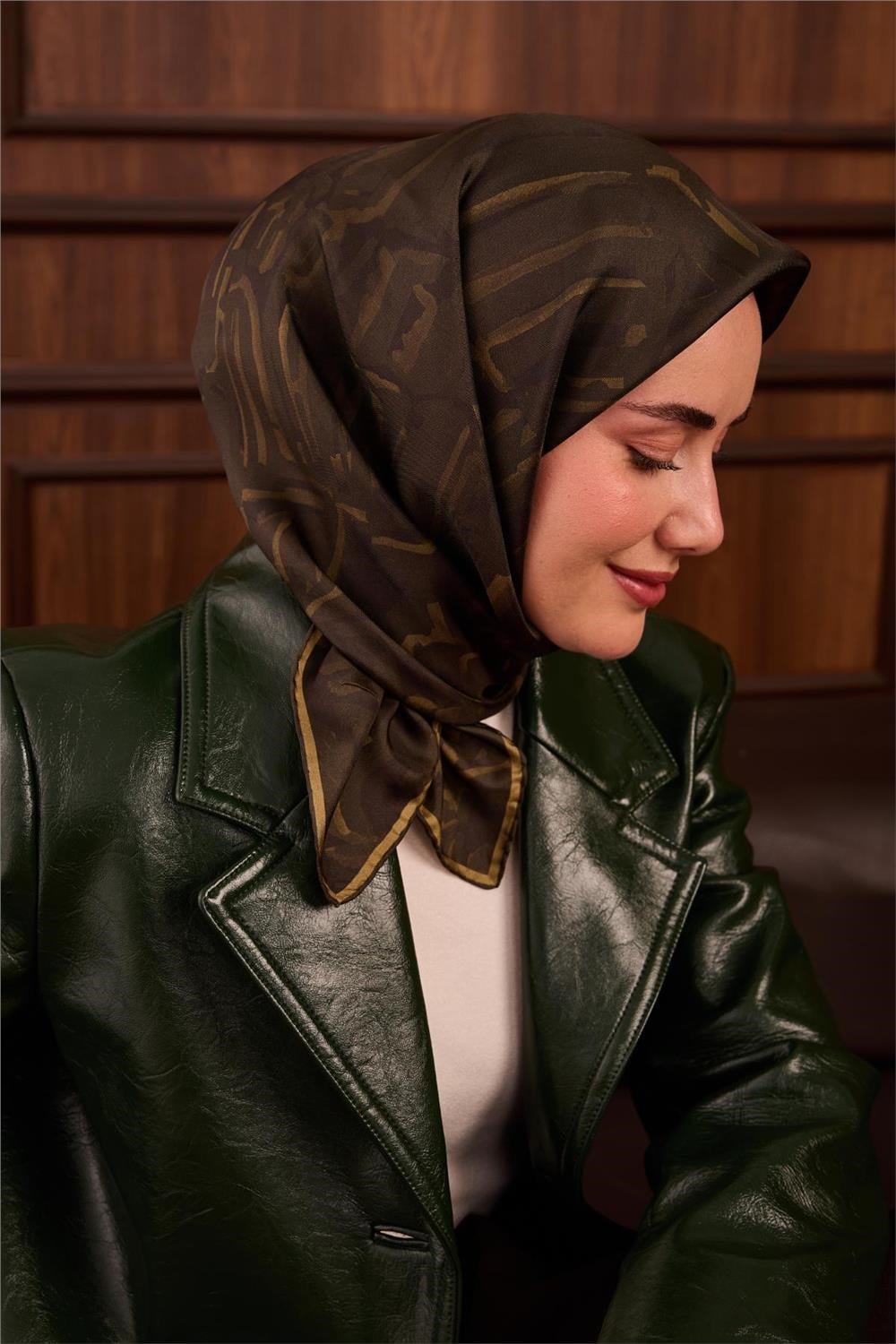 Twill İpek Eşarp Koyu Yeşil–Kına Yeşili–Olive Desenli Tok Duruşlu 90x90