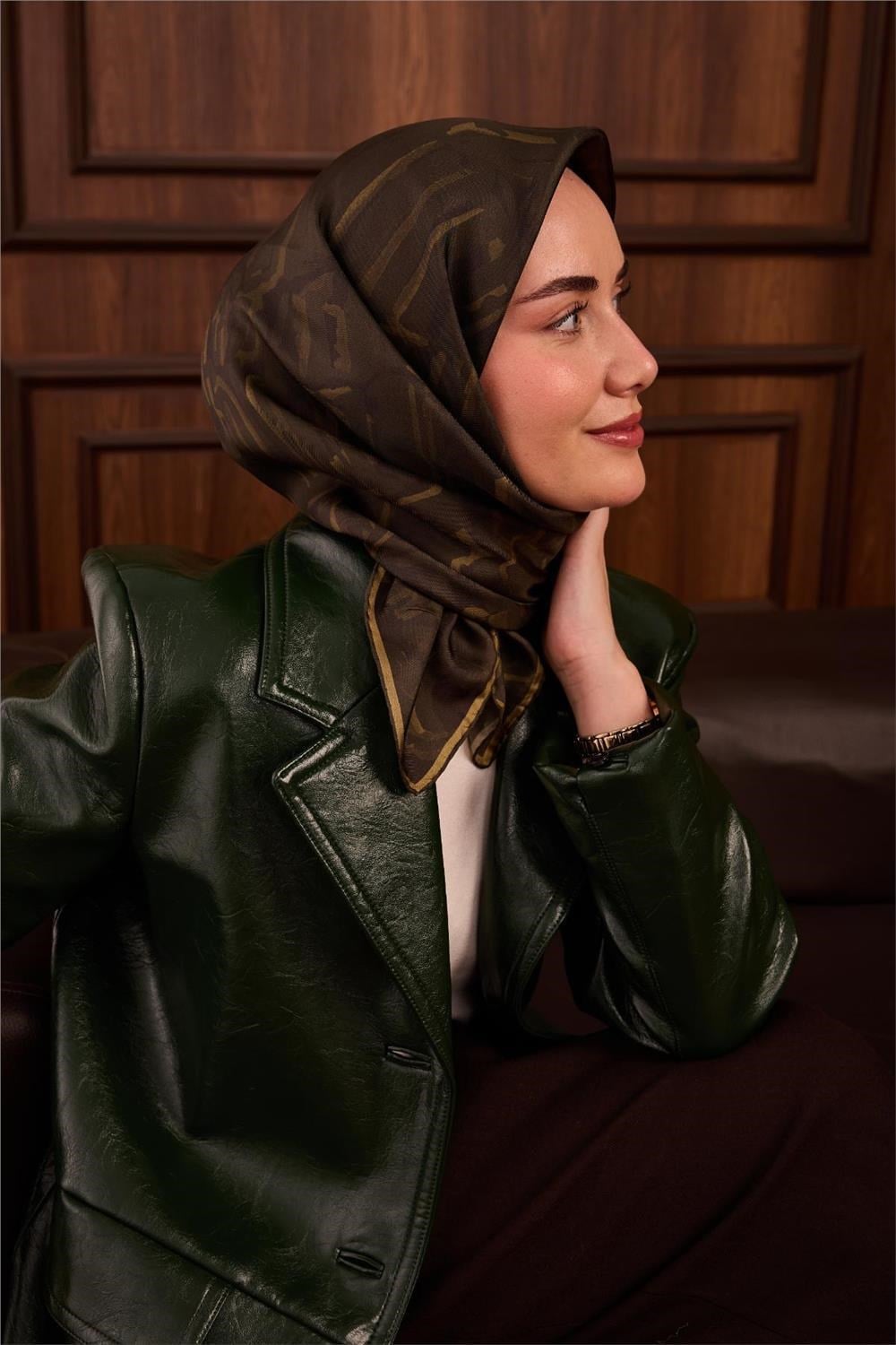 Twill İpek Eşarp Koyu Yeşil–Kına Yeşili–Olive Desenli Tok Duruşlu 90x90
