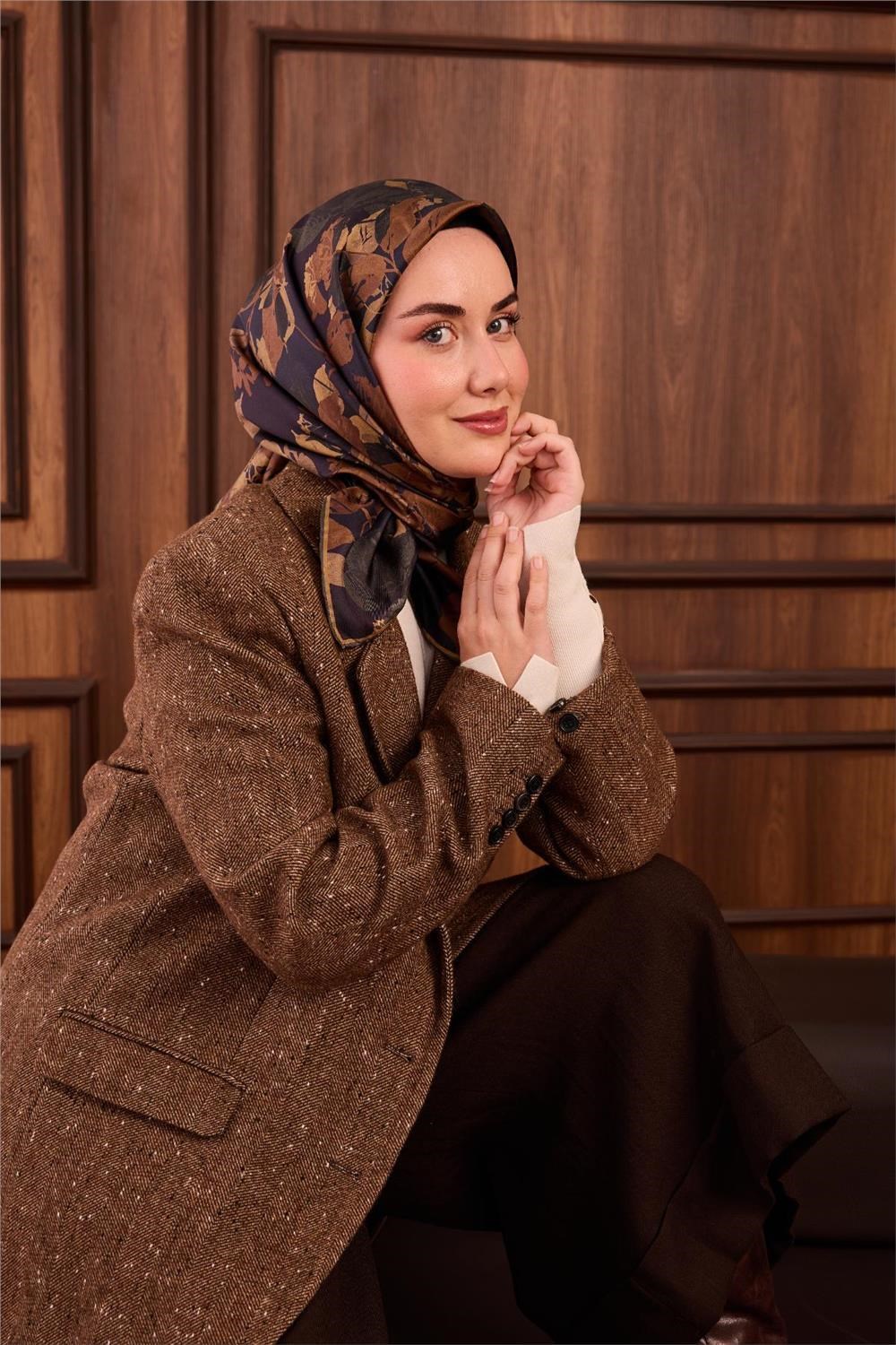 Twill İpek Eşarp Lacivert Çiçek Desenli Tok Duruşlu 90x90