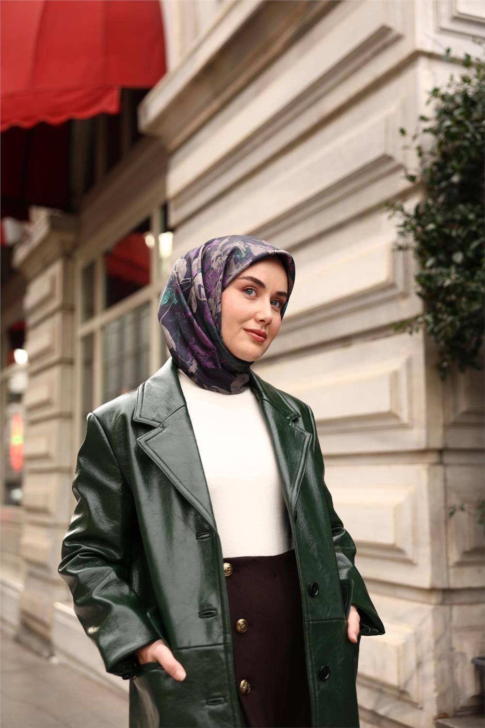Twill İpek Eşarp Lacivert-Yeşil Çiçek Desenli Tok Duruşlu Kaymaz 90x90