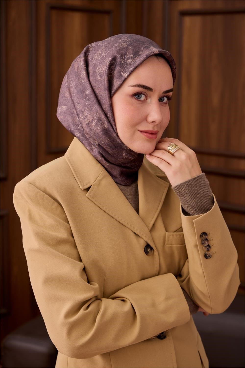 Twill İpek Eşarp Mor–Vizon Desenli Tok Duruşlu 90x90