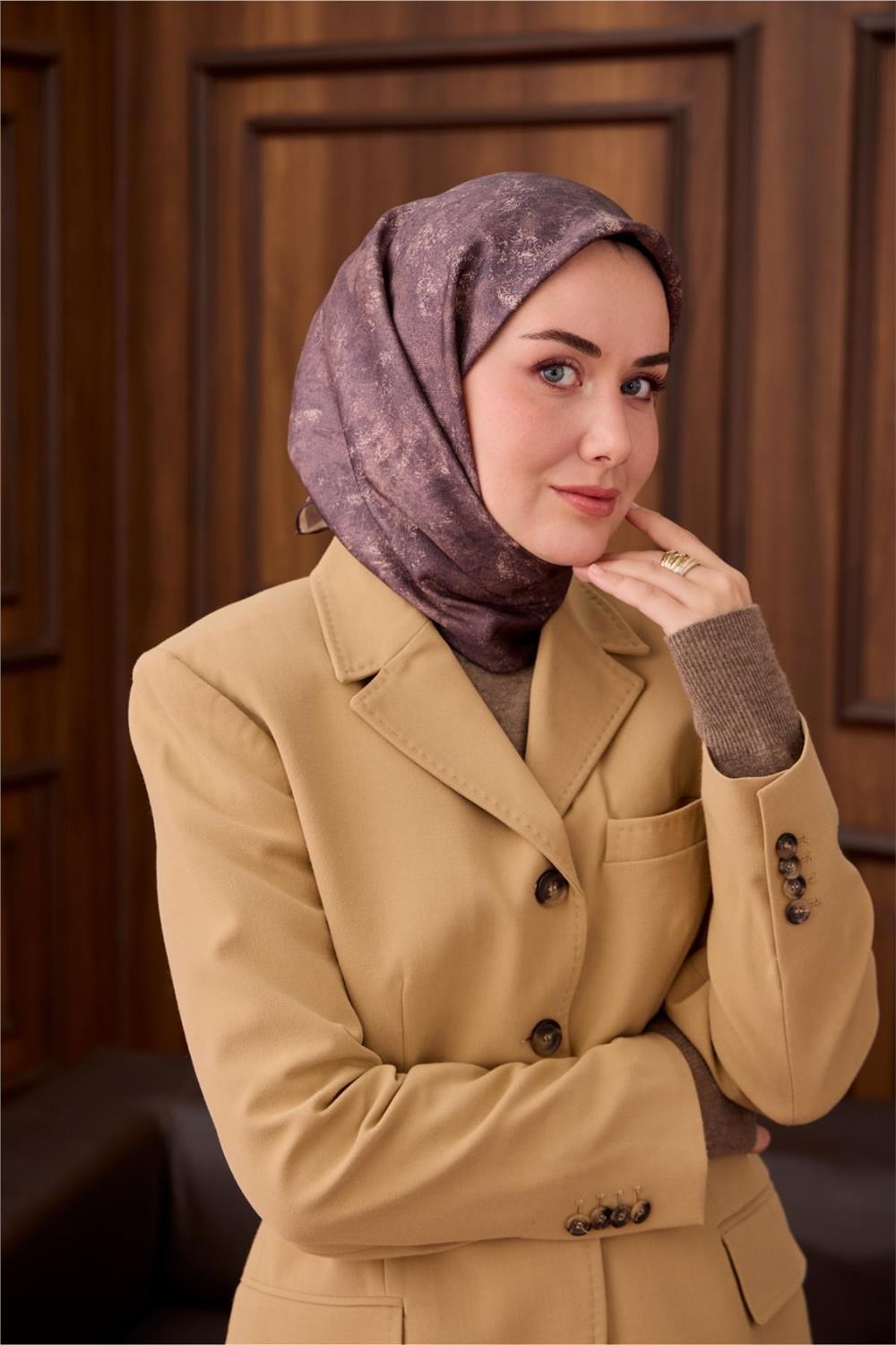 Twill İpek Eşarp Mor–Vizon Desenli Tok Duruşlu 90x90