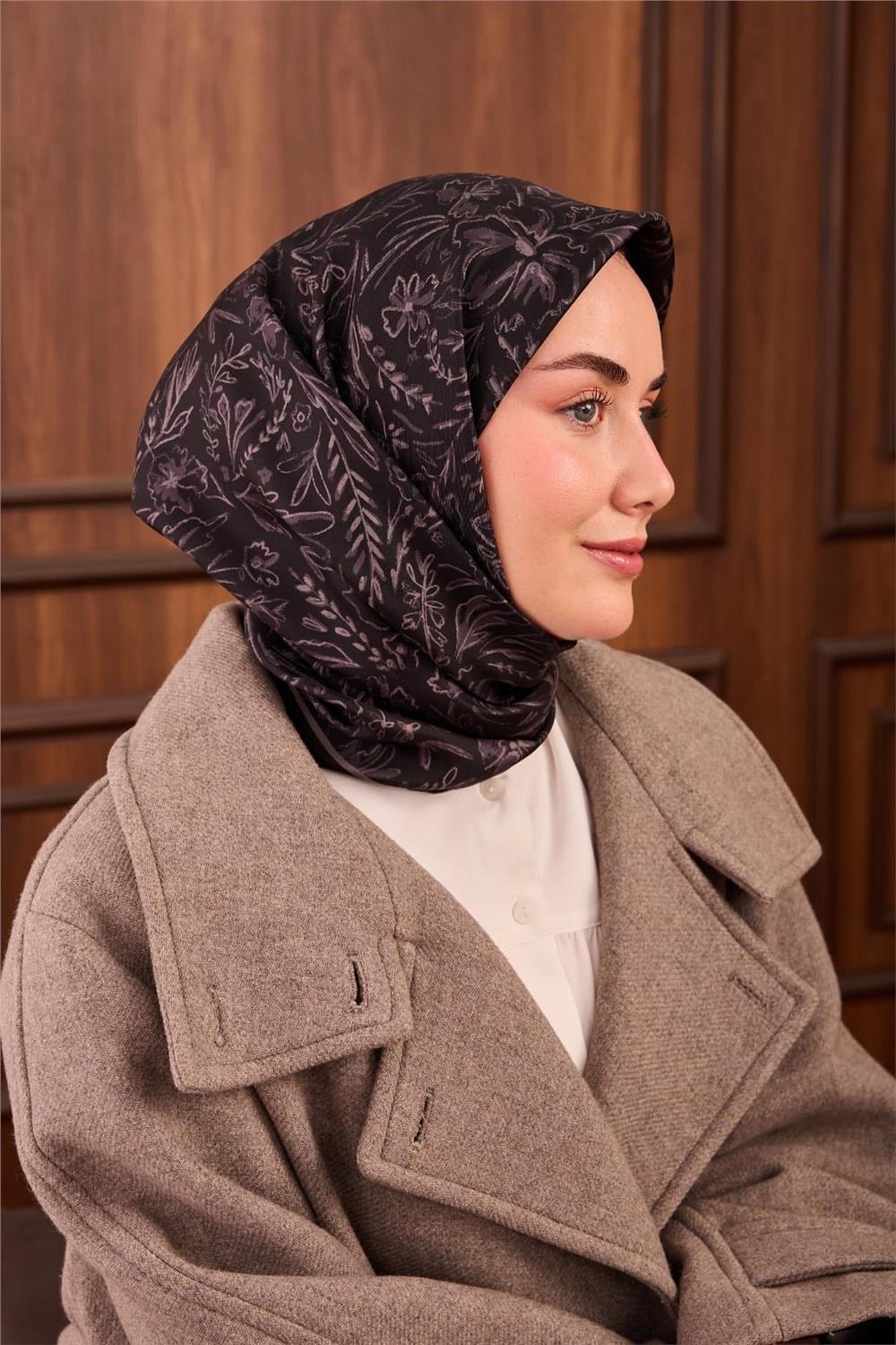 Twill İpek Eşarp Siyah Füme Çiçek Desenli Tok Duruşlu 90x90