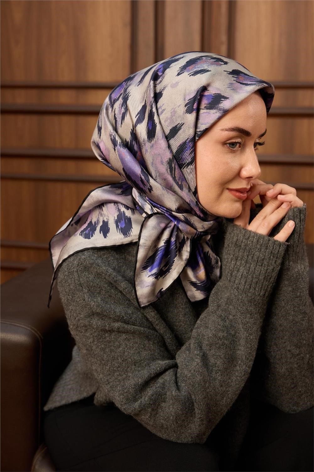 Twill İpek Eşarp Siyah-Leylak Desenli Tok Duruşlu 90x90