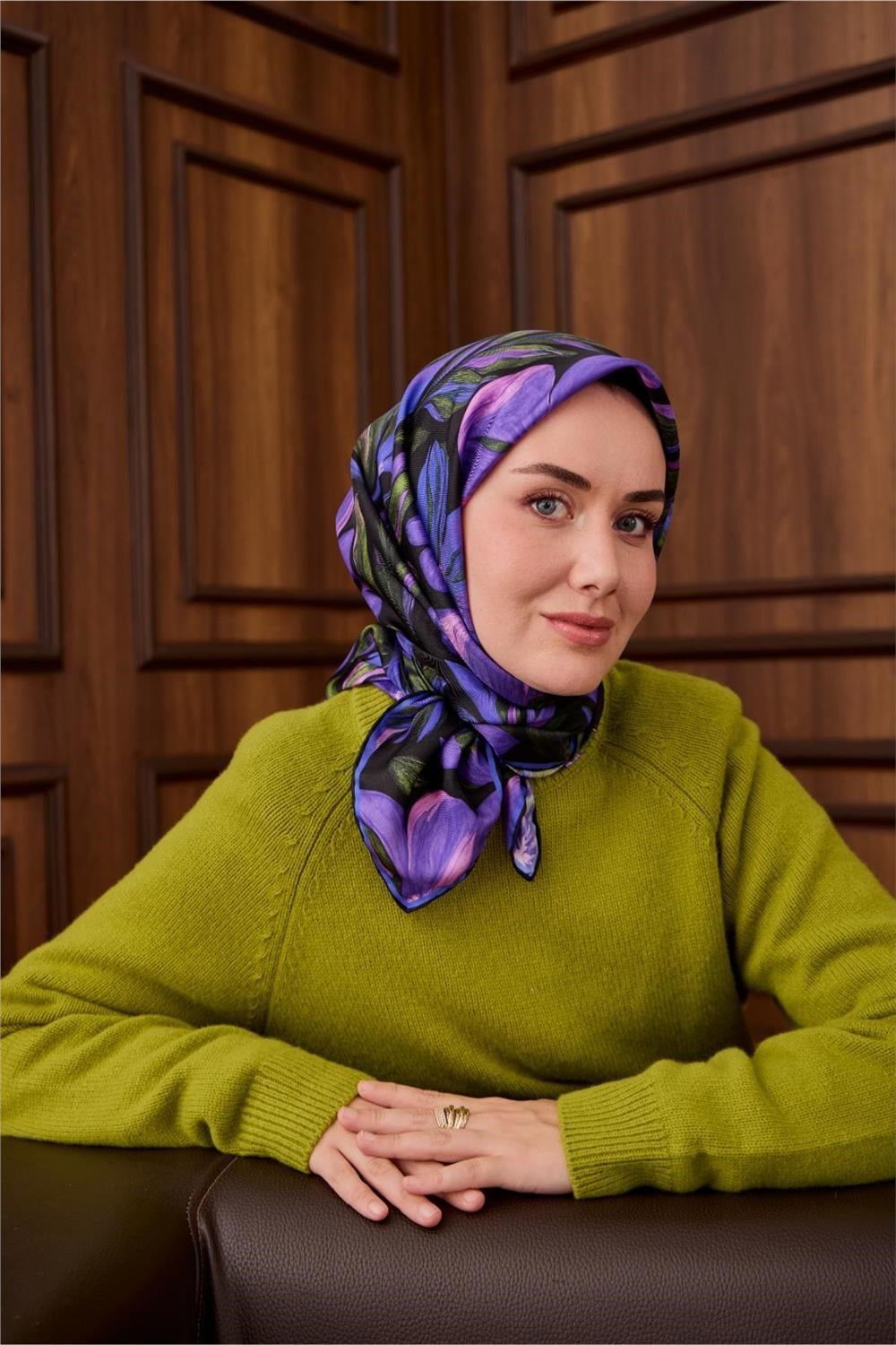 Twill İpek Eşarp Siyah-Mor Yeşil Çiçek Desenli Tok Duruşlu 90x90
