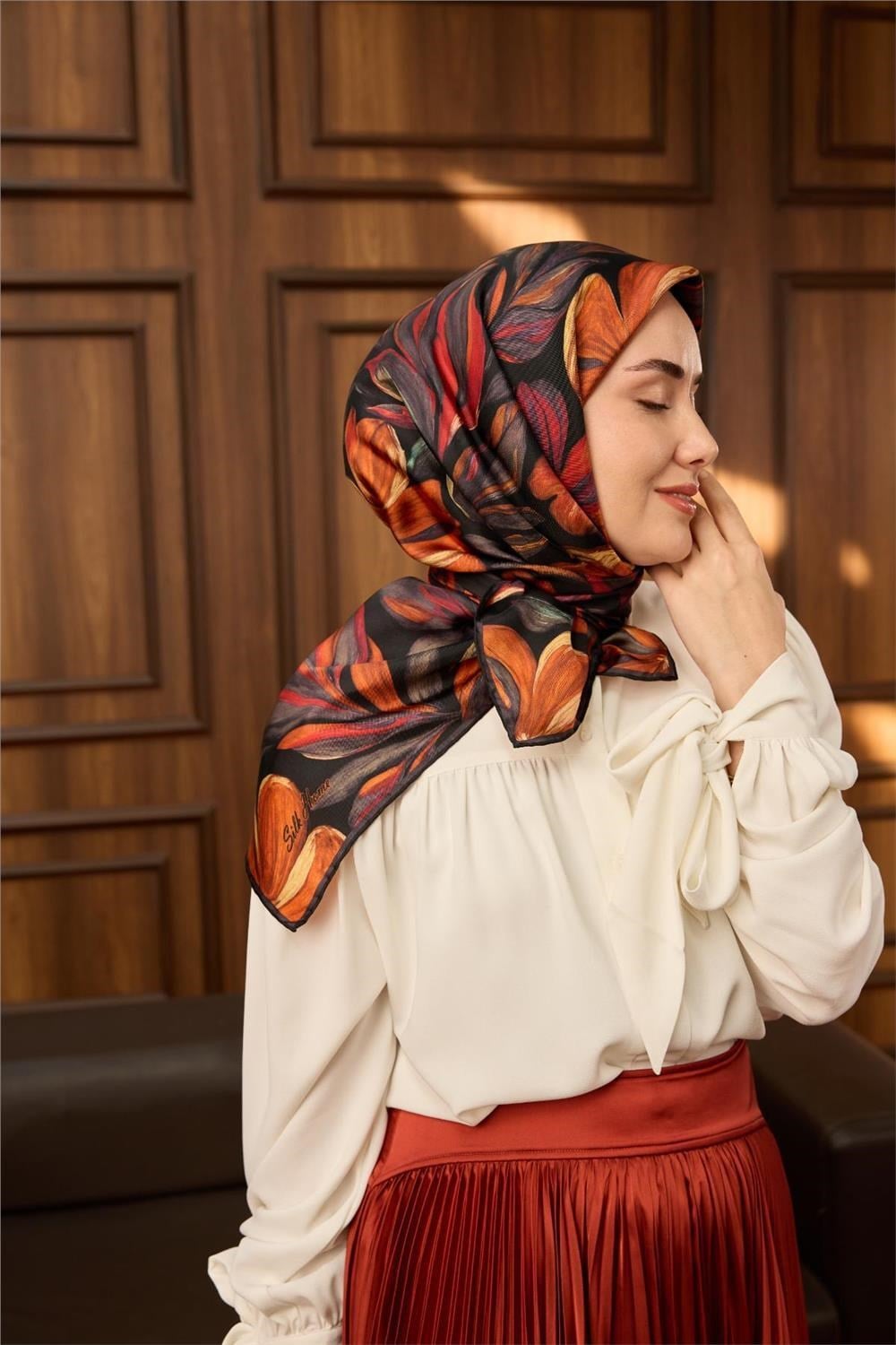 Twill İpek Eşarp Siyah-Turuncu Yaprak Desenli Tok Duruşlu 90x90