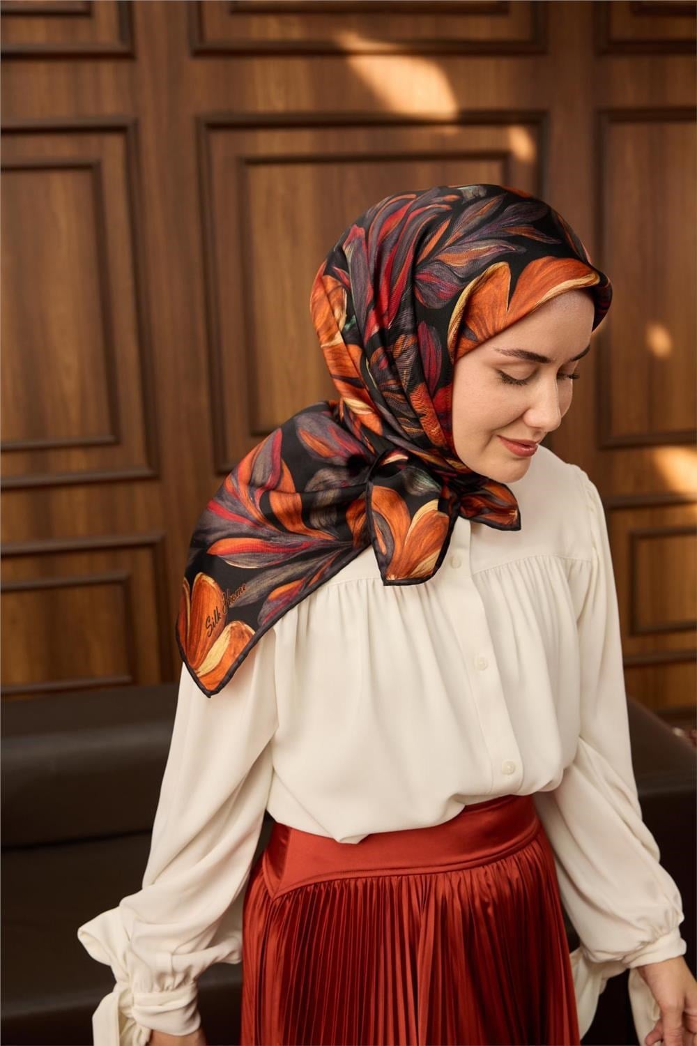 Twill İpek Eşarp Siyah-Turuncu Yaprak Desenli Tok Duruşlu 90x90