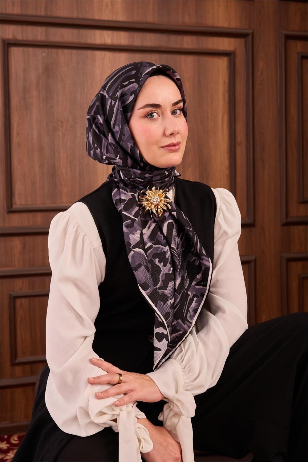 Twill İpek Eşarp Siyah–Çelik Mavi–Beyaz–Gümüş Desenli Tok Duruşlu 90x90