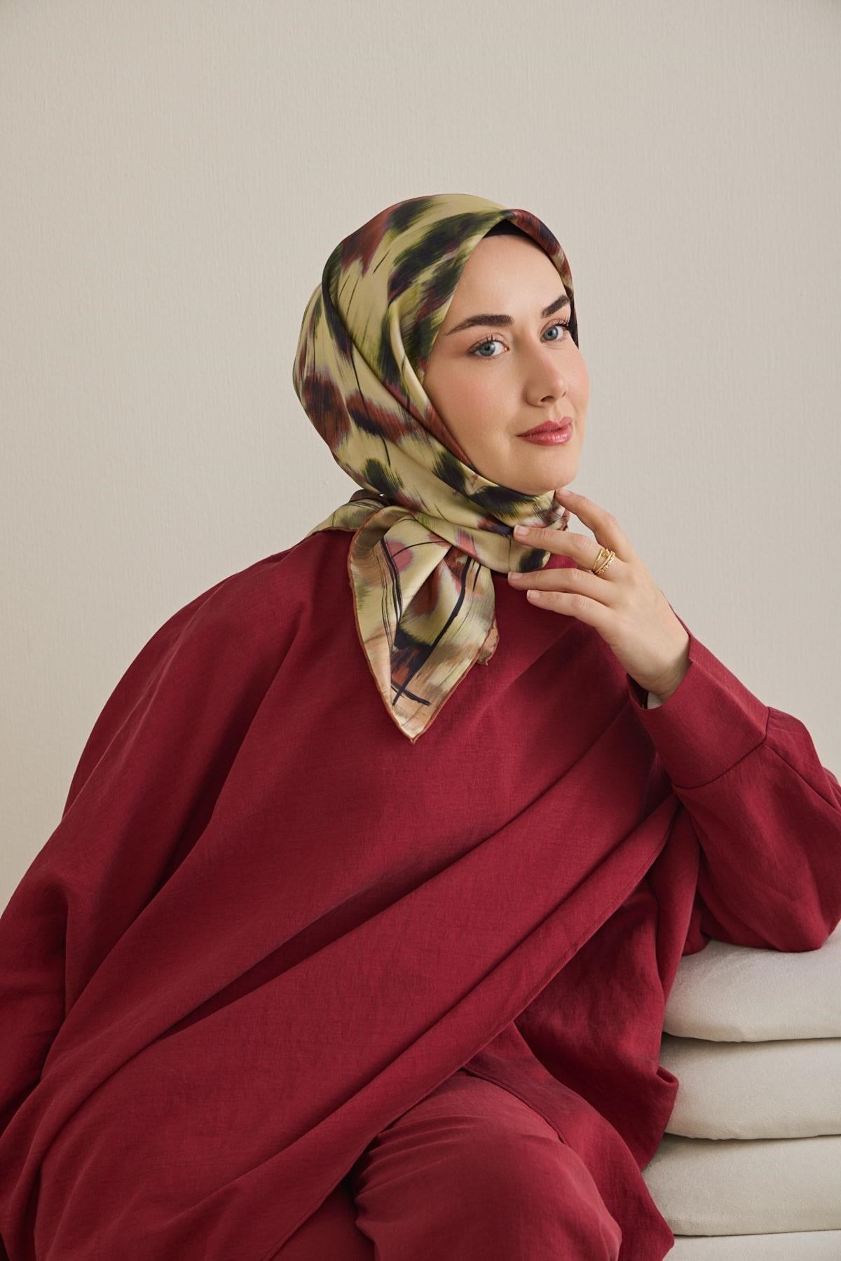 Twill İpek Eşarp Soyut Çiçek Desen Pastel Sarı 90x90