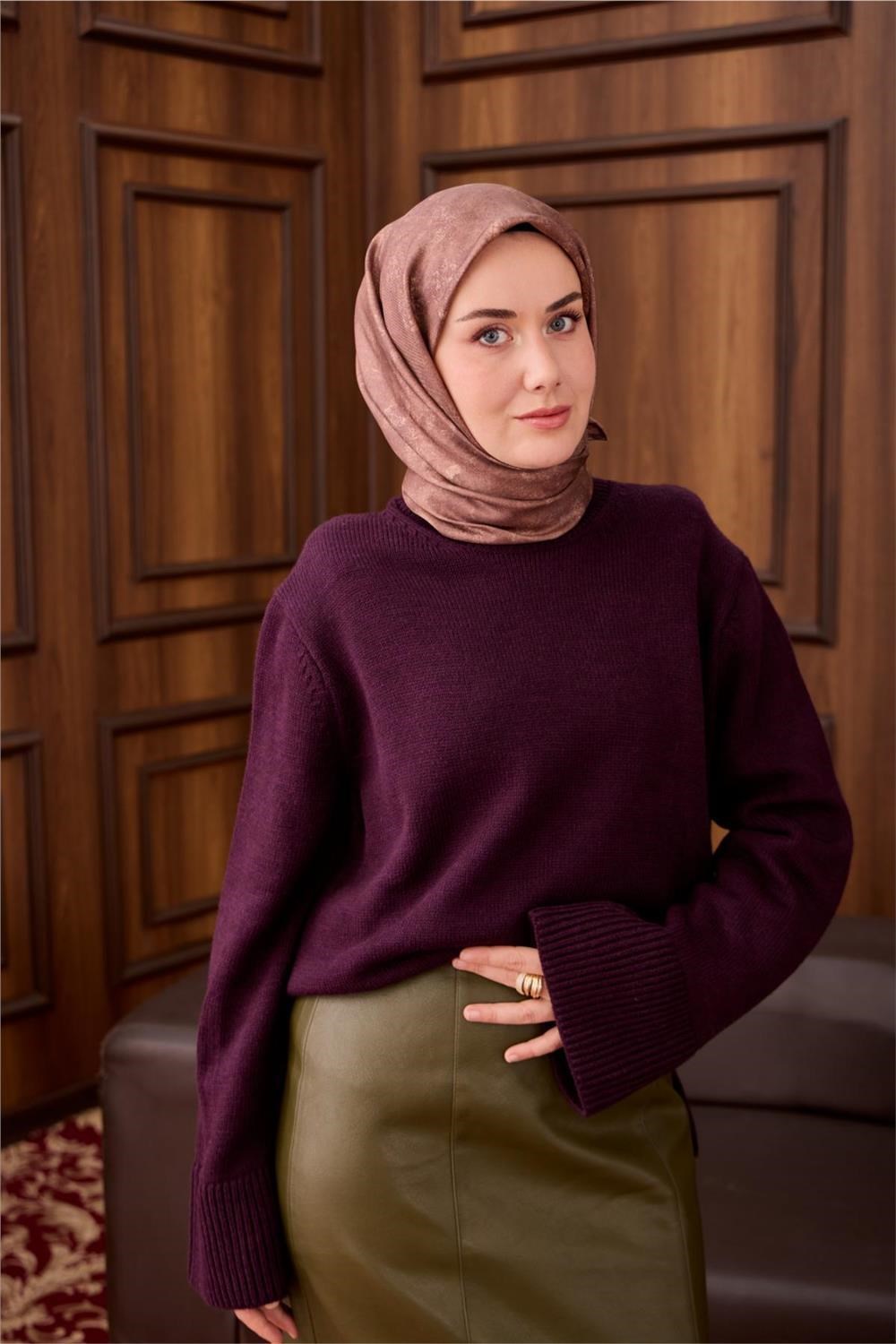 Twill İpek Eşarp Sütlü Kahve–Mor Desenli Tok Duruşlu 90x90