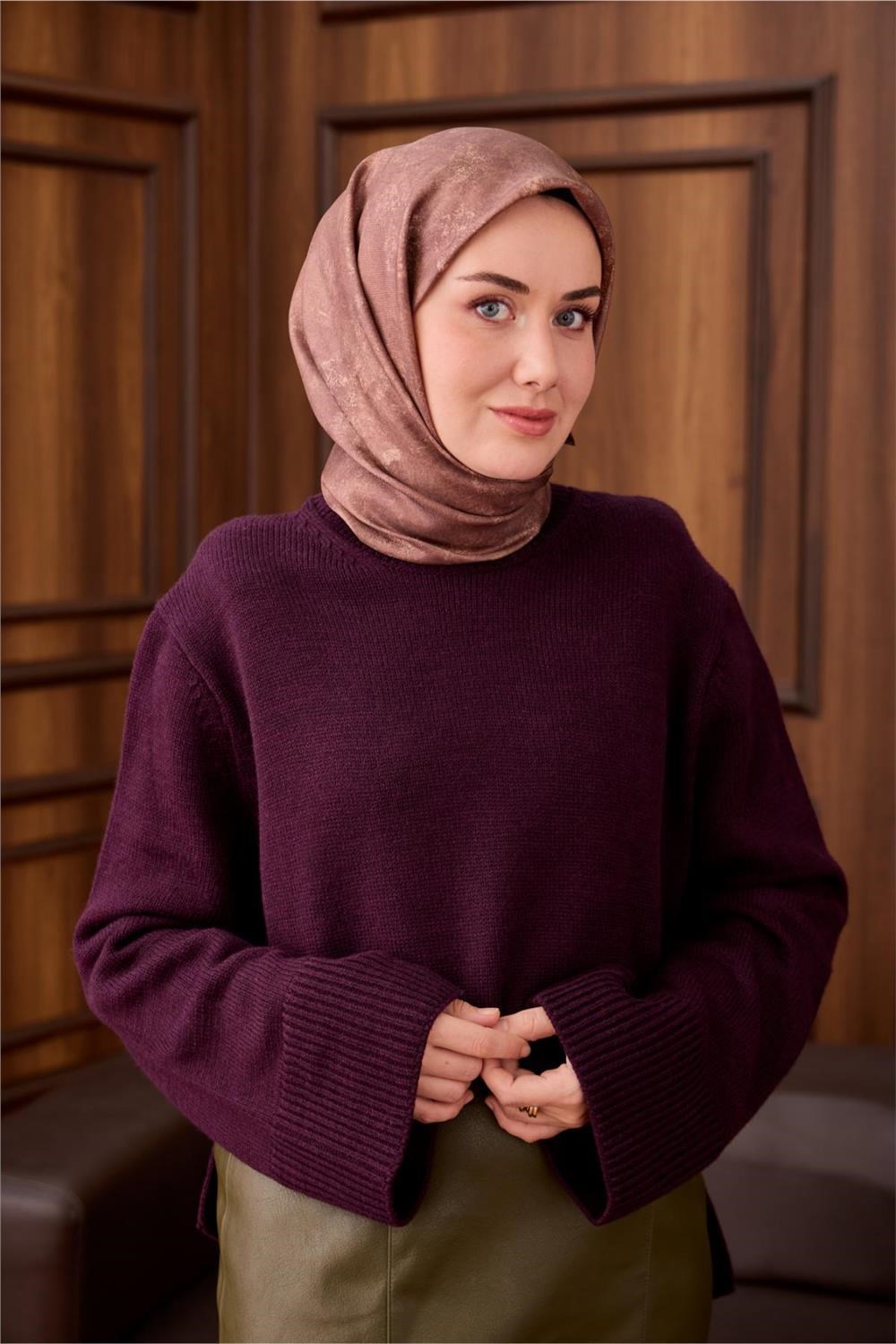 Twill İpek Eşarp Sütlü Kahve–Mor Desenli Tok Duruşlu 90x90