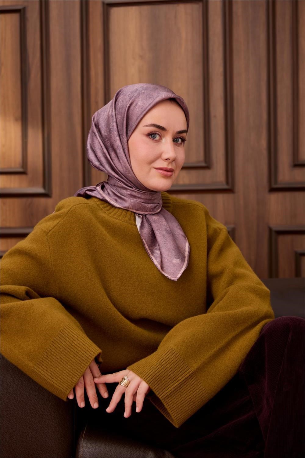 Twill İpek Eşarp Toz Pembe–Mor Desenli Tok Duruşlu 90x90