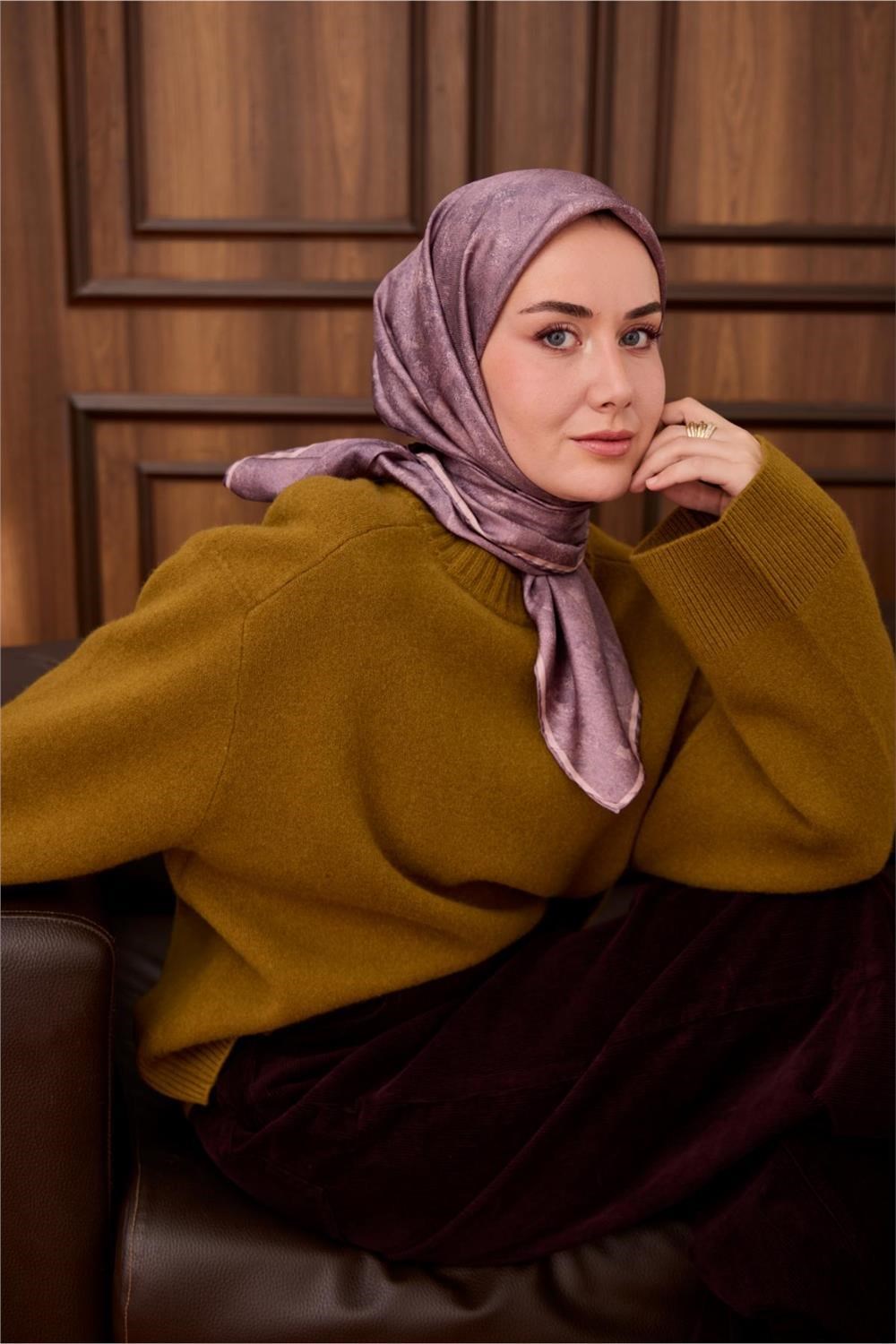 Twill İpek Eşarp Toz Pembe–Mor Desenli Tok Duruşlu 90x90