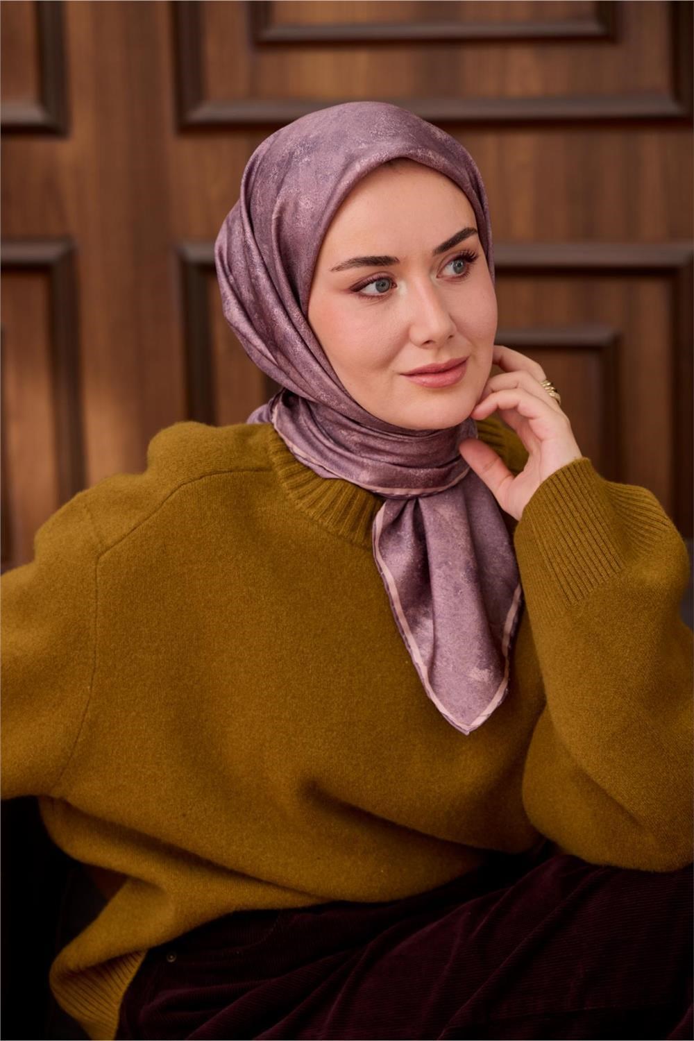 Twill İpek Eşarp Toz Pembe–Mor Desenli Tok Duruşlu 90x90