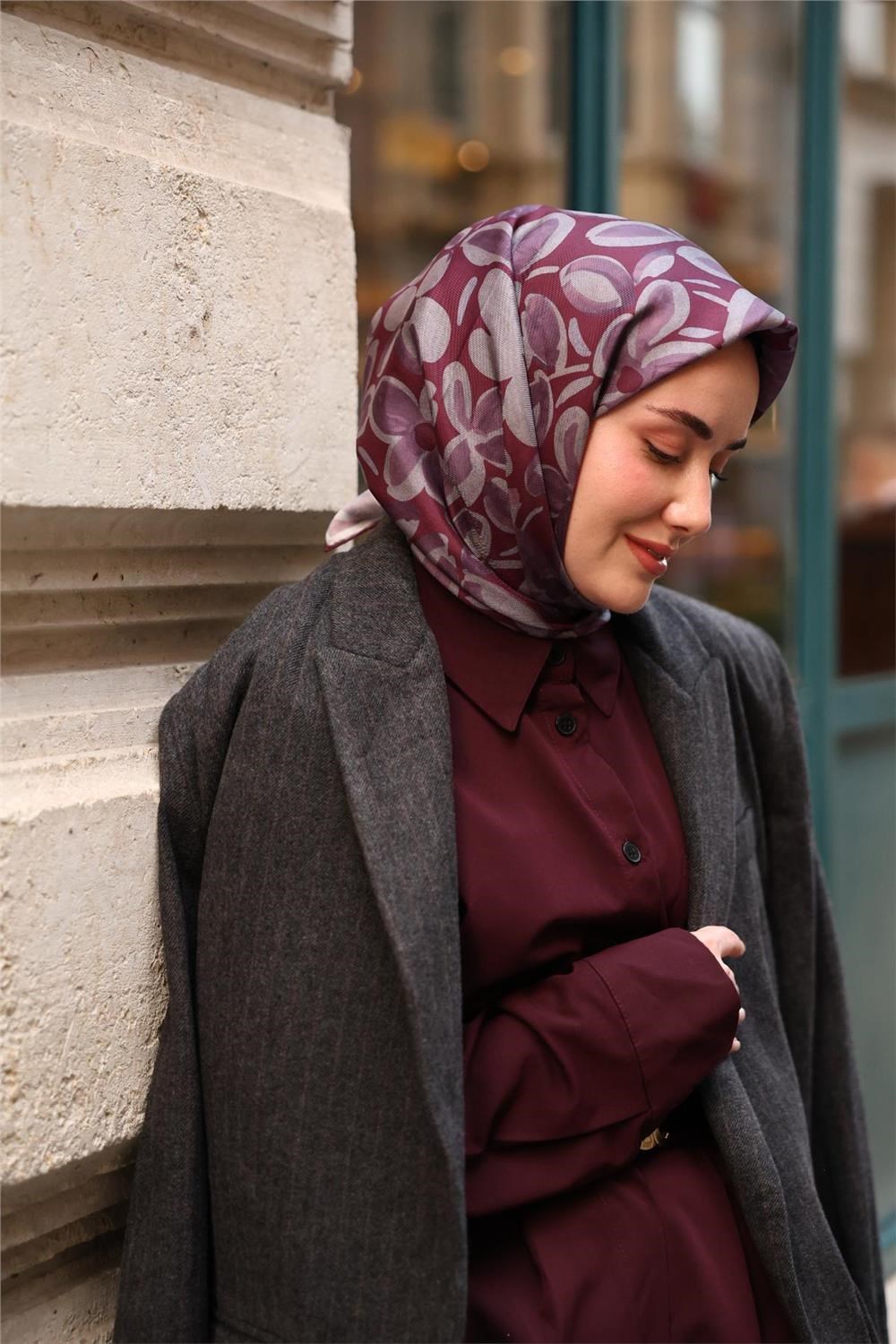 Twill İpek Eşarp Vişne Çürüğü Gri Eflatun Papatya Desenli Tok Duruşlu 90x90