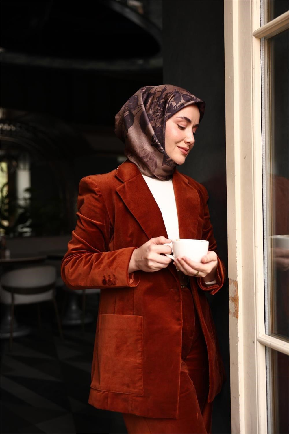 Twill İpek Eşarp Vizon-Mor Çiçek Desenli Tok Duruşlu Kaymaz 90x90