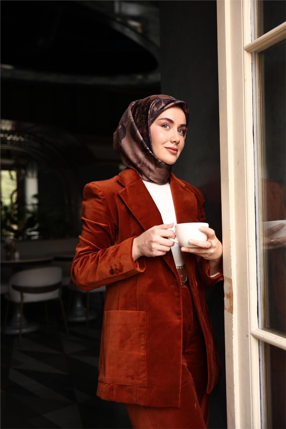 Twill İpek Eşarp Vizon-Mor Çiçek Desenli Tok Duruşlu Kaymaz 90x90