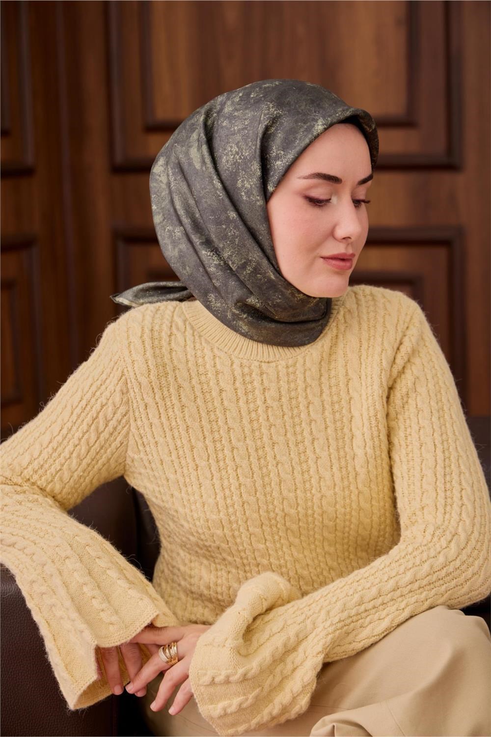 Twill İpek Eşarp Zümrüt–Su Yeşili Desenli Tok Duruşlu 90x90