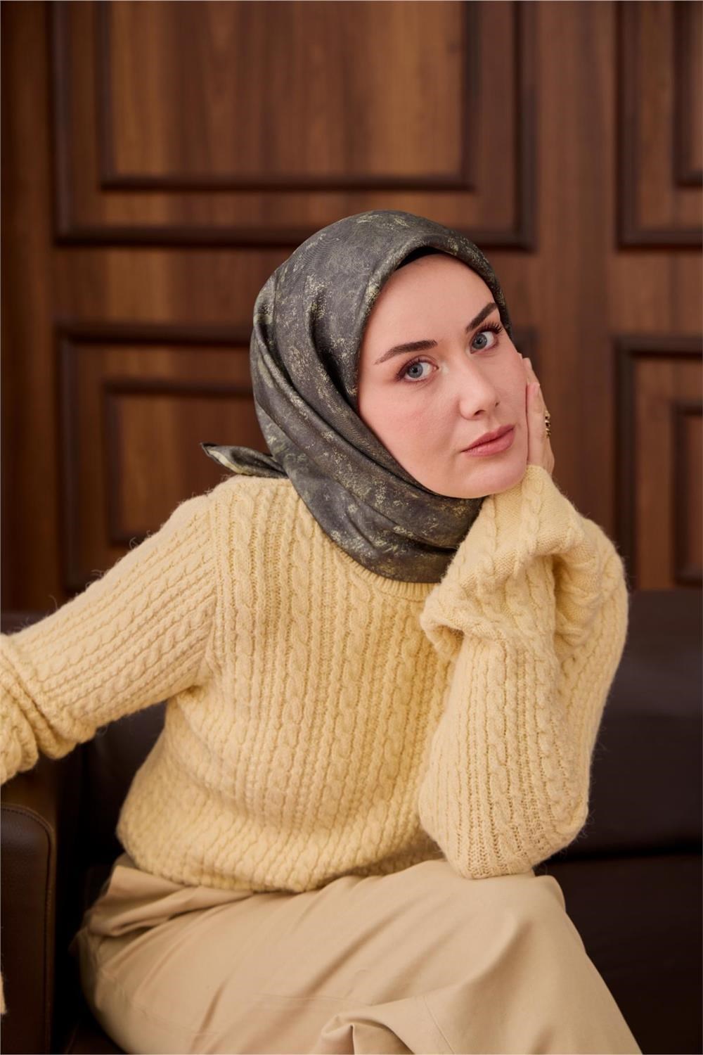 Twill İpek Eşarp Zümrüt–Su Yeşili Desenli Tok Duruşlu 90x90