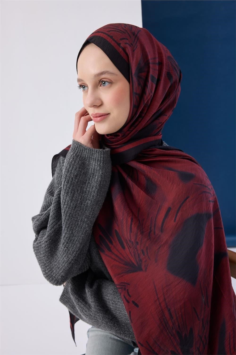 Viskon Mayda Şal Kırmızı Zeminli Siyah Detaylı Desenli Yumuşak Dokulu 190x70
