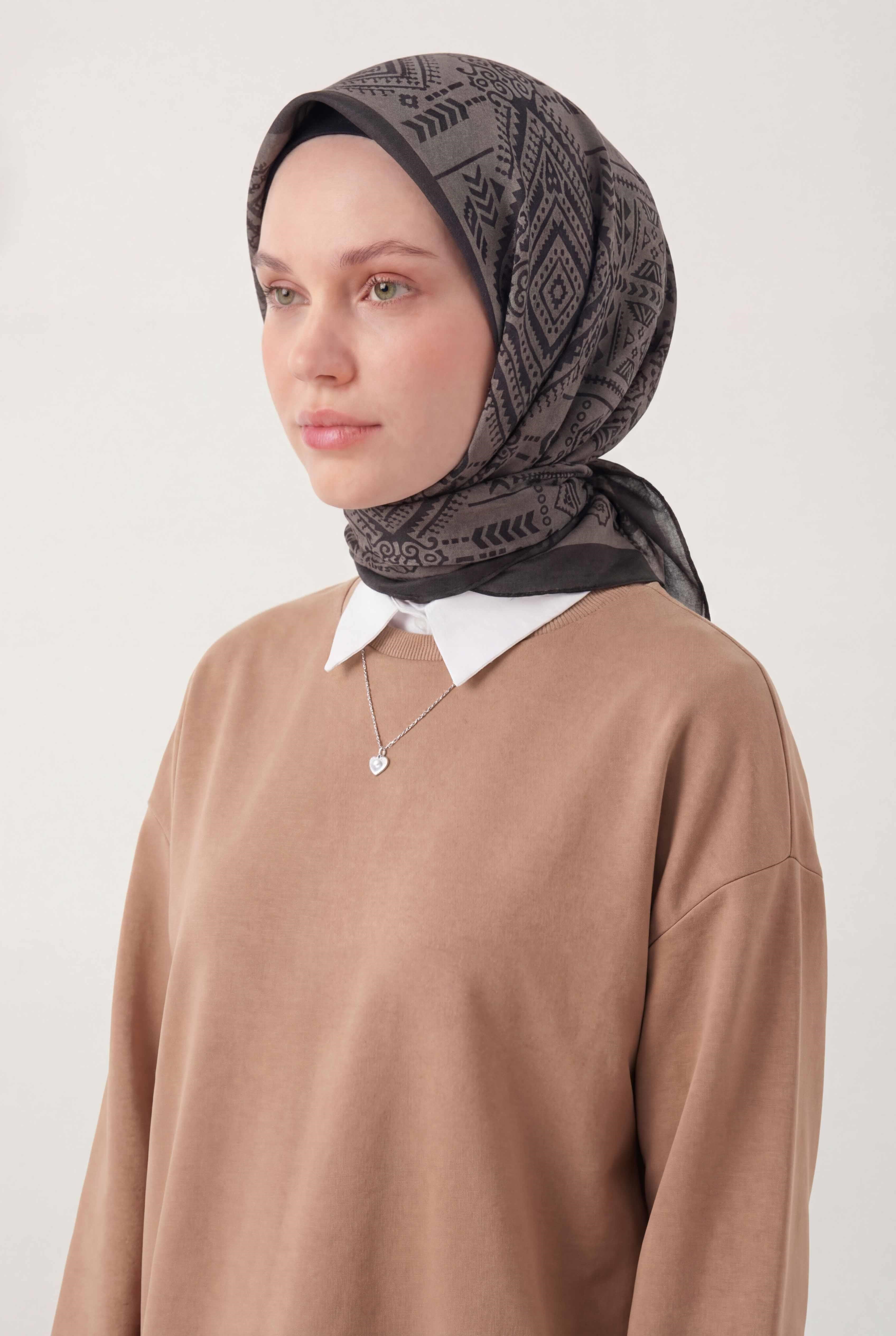 Viskon Velora Eşarp Dört Mevsim Kilim Desen Kahverengi 90X90