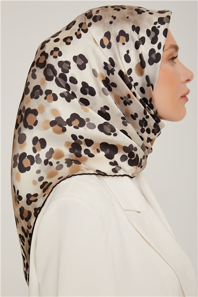 Armine Sura İpek Eşarp 22Ka8853 06