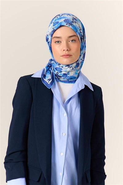 Organik Pamuk İpek Eşarp Gece Mavisi Gök Mavi Çiçek Desenli Tok Duruşlu 90x90