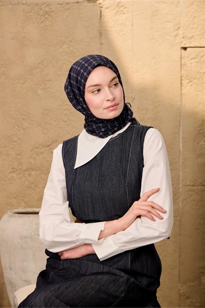 Pamuk Floş Eşarp Lacivert–Gümüş Desenli Kaymaz Dokulu Tok Duruşlu 90x90