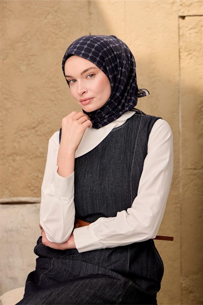 Pamuk Floş Eşarp Lacivert–Gümüş Desenli Kaymaz Dokulu Tok Duruşlu 90x90
