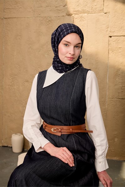 Pamuk Floş Eşarp Lacivert–Gümüş Desenli Kaymaz Dokulu Tok Duruşlu 90x90