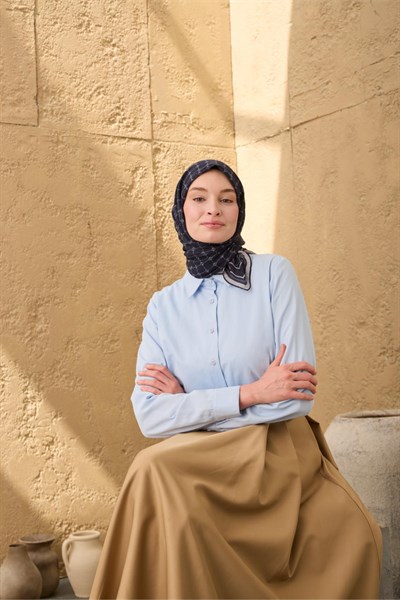 Pamuk Floş Eşarp Siyah–Gümüş Desenli Kaymaz Dokulu Tok Duruşlu 90x90