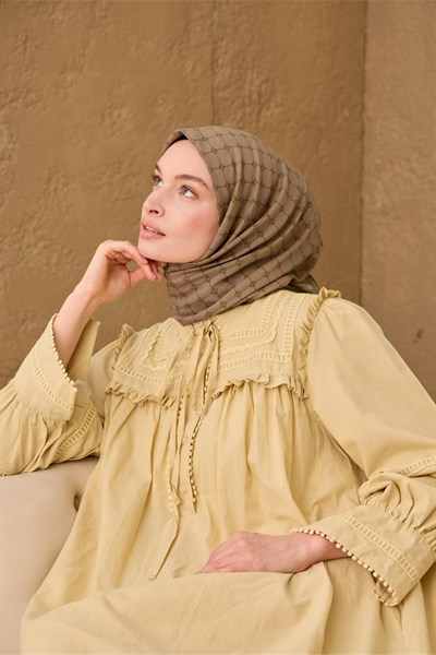 Pamuk Floş Eşarp Vizon–Yeşil Desenli Kaymaz Dokulu Tok Duruşlu 90x90