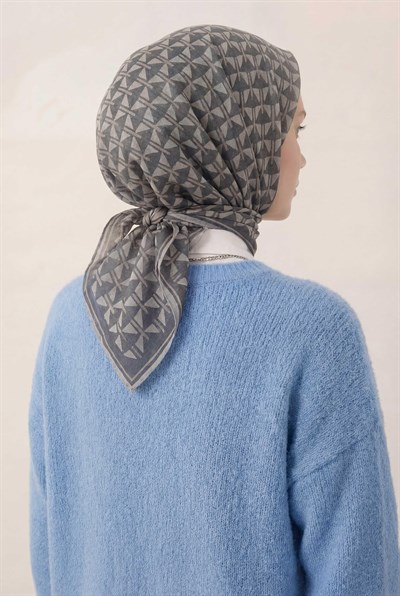 Pamuk Karışımlı Eşarp Açık Gri Geometrik Üçgen Desen Soft Dokulu Kaymaz 90X90