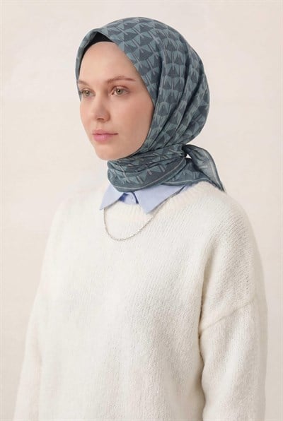 Pamuk Karışımlı Eşarp Petrol Mavisi Geometrik Üçgen Desen Soft Dokulu Kaymaz 90X90