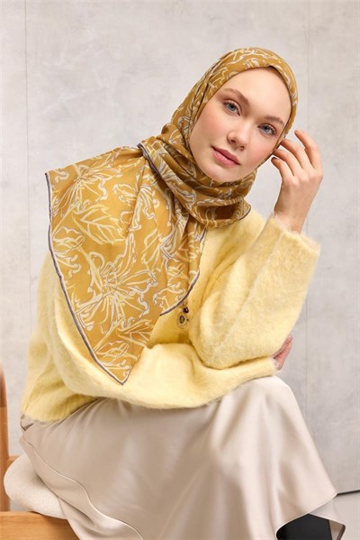 Pamuk Polyester Soft Eşarp Hardal Zemin Lila-Bej Lilyum Desenli Kaymaz Tok Duruşlu 90x90