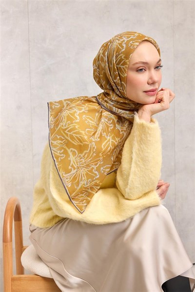 Pamuk Polyester Soft Eşarp Hardal Zemin Lila-Bej Lilyum Desenli Kaymaz Tok Duruşlu 90x90