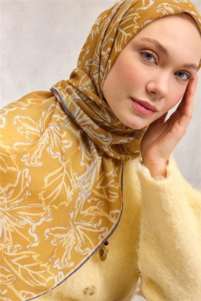Pamuk Polyester Soft Eşarp Hardal Zemin Lila-Bej Lilyum Desenli Kaymaz Tok Duruşlu 90x90