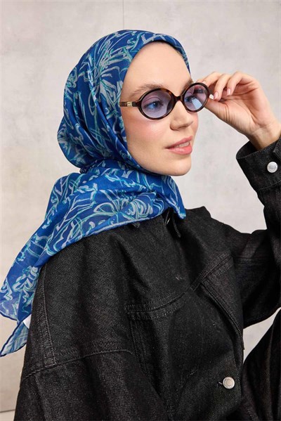 Pamuk Polyester Soft Eşarp Koyu Mavi Lilium Desenli Kaymaz Dokulu 90x90