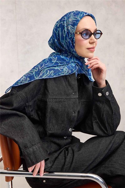 Pamuk Polyester Soft Eşarp Koyu Mavi Lilium Desenli Kaymaz Dokulu 90x90