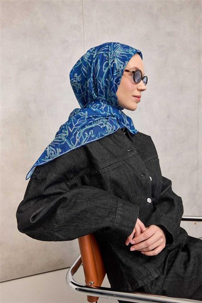 Pamuk Polyester Soft Eşarp Koyu Mavi Lilium Desenli Kaymaz Dokulu 90x90