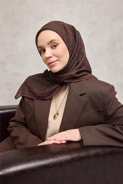 Pamuk Polyester Soft Eşarp Taba Geometrik Desenli Kaymaz Dokulu Tok Duruşlu 90x90