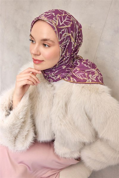 Pamuk Polyester Soft Eşarp Violet Zemin Krem-Hardal Lilyum Desenli Kaymaz Tok Duruşlu 90x90