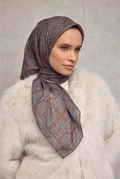 Pamuk Polyester Soft Eşarp Yağ Yeşili Geometrik Desenli Kaymaz Tok Duruşlu 90x90