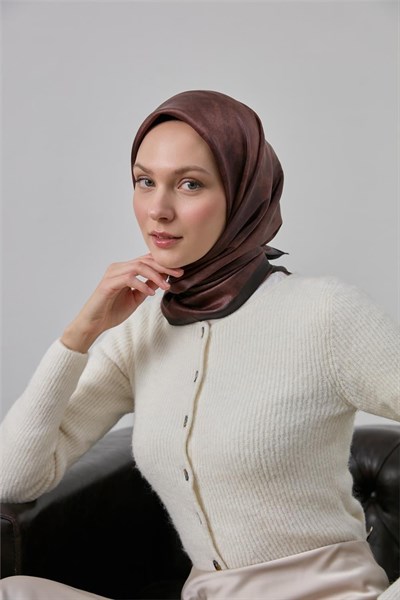 Polyester Karışımlı Shiny Eşarp Kızıl Kahve Etnik Desenli Parlak Dokulu 90x90