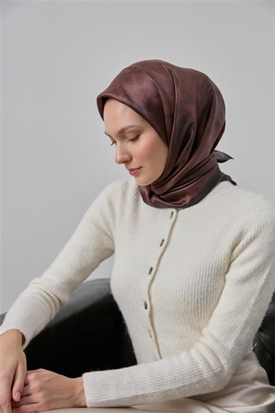 Polyester Karışımlı Shiny Eşarp Kızıl Kahve Etnik Desenli Parlak Dokulu 90x90