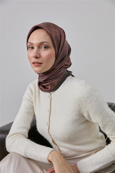 Polyester Karışımlı Shiny Eşarp Kızıl Kahve Etnik Desenli Parlak Dokulu 90x90