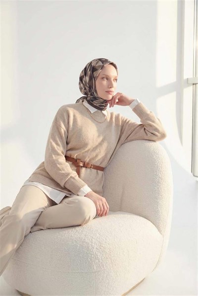 Shiny Dokulu Eşarp Koyu Füme Mocha Tonlu Geometrik Desenli Su Tutmaz Parlak 90x90