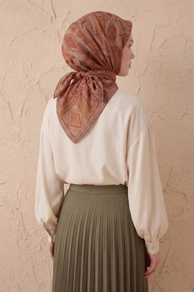 Soft Eşarp Geometrik Desen Fındık Kabuğu 90x90