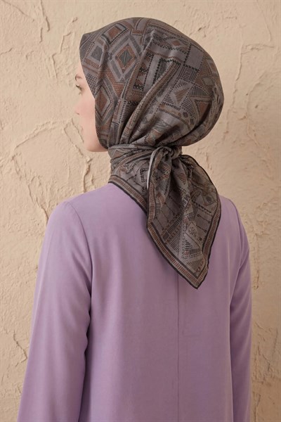 Soft Eşarp Geometrik Desen Koyu Gri 90x90